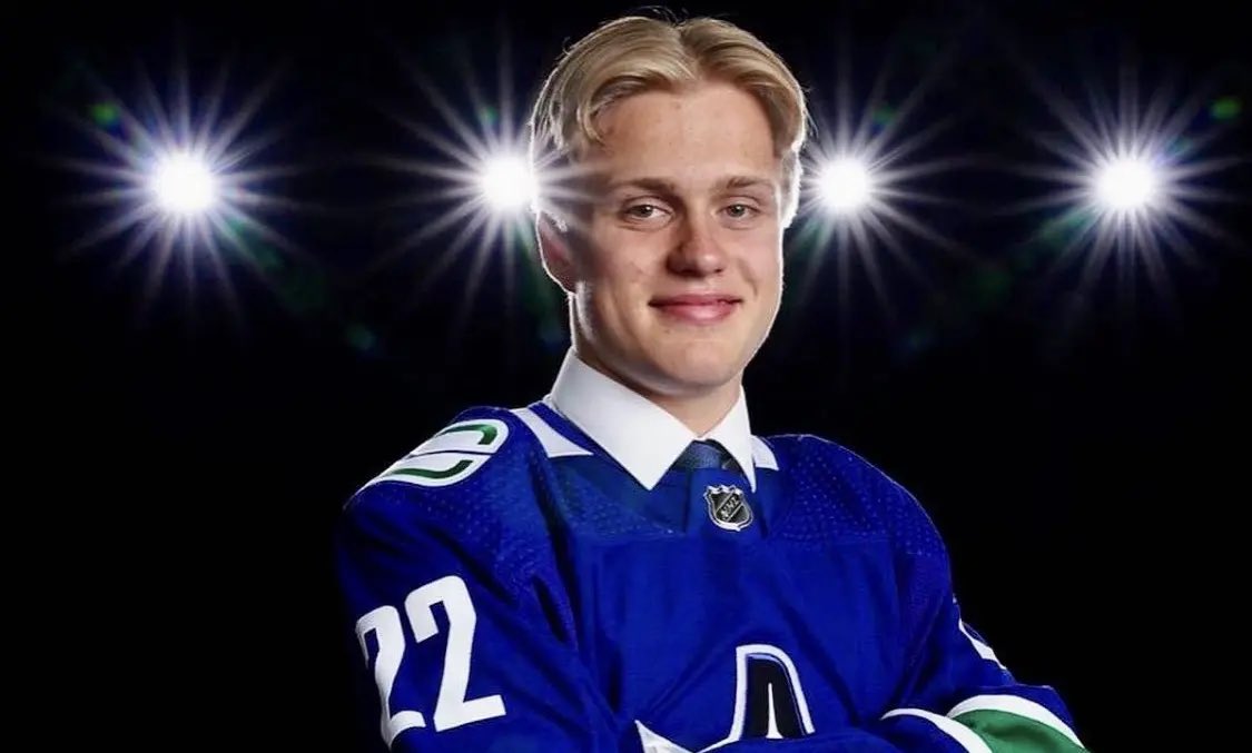 🚨| Elias Pettersson (D-Petey) will make his NHL debut tonight!