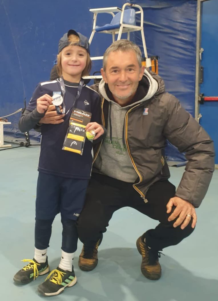 CTLecce's tweet photo. Il Maestro Emanuele Conte con il nostro Mauro Davide, secondo classificato al raduno regionale CAP nella categoria Under 9.
#Tennis #TennisLife #Lecce #CTLecce #CircoloTennisLecce #CTLeccePeople #CTLecceLife #TennisPassion #TennisPlayer #TennisCoach #LecceTennis #SalentoTennis https://t.co/dyyc3hDBl4