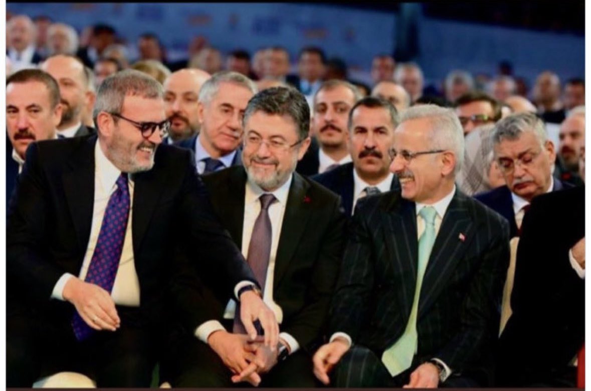 1.Resim:48 kişinin öldüğü Atatürk Havalimanı baskınından 3 gün sonra, Osman Gazi köprüsünün açılışı
2.Resim:Bizlerin izlerken bile dumandan nefesinin kesildiği, #kartalkaya ‘da insanlar otelde yanmaya devam ederken AKP kongresi.
KULAKLAR SAĞIR VİCDANLAR KÖR
Yorum sizin
#çöküyoruz