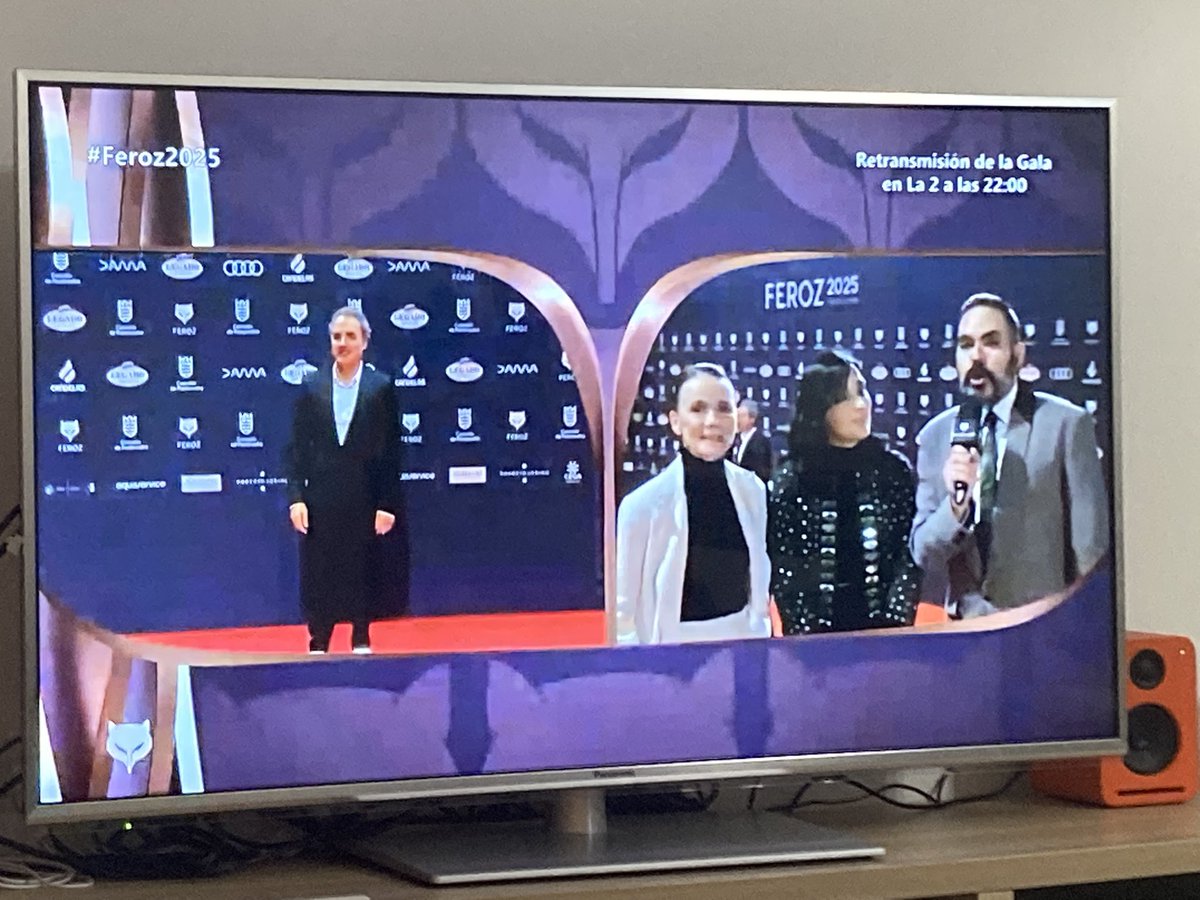 Lluvia, sofá y la alfombra roja de los <a href="/PremiosFeroz/">Premios Feroz</a> 
Planazo de sábado 
#Feroz2025
