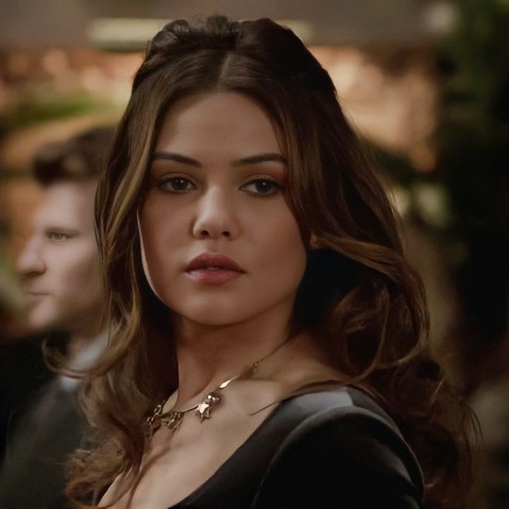 sterolinev's tweet photo. caroline e damon só estão VIVOS hoje por conta da davina claire pq a diva separou a linhagem do klaus... se não ambos teriam morrido junto com ele no final de the originais!!! https://t.co/5DCTTt0TFw