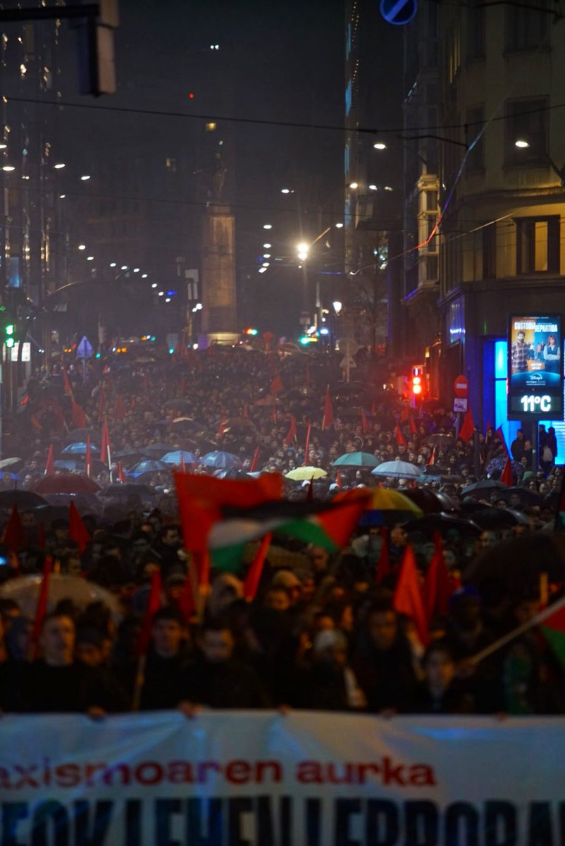 GKSozialista's tweet photo. 🚩Gaur Euskal Herriko milaka gazte mobilizatu gara gerraren eta faxismoaren aurka Bilbon eta Iruñean.

Oligarkiaren agenda erreakzionarioak gerra, austeritatea eta faxismoa dakar. Estatu Sozialista eraiki eta langileon batasuna antolatu behar dugu. 

GAZTE LANGILEOK LEHEN LERRORA https://t.co/hlyuIYQkDG