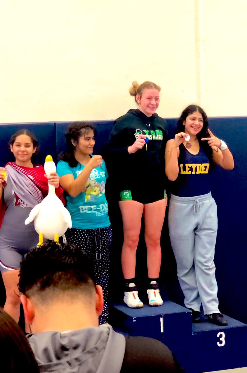 Congrats to Girls West Suburban Conference champs and placers ! Great job !
🥇Z.Dodgers 
🥇 S. Bono
🥉J. Ramirez 
<a href="/Leydenathletics/">Leyden Athletics</a> #leydenpride
