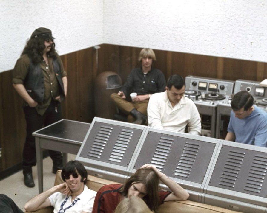 GratefulDead's tweet photo. In the studio with the Grateful Dead ⚡  Captured by Ron Rakow in January 1967, as the band recorded their debut album at RCA’s Studio A in Los Angeles. The album, produced by David Hassinger, was completed in just four days.

Photos via Retro Photo Archive https://t.co/G43hBluPwA