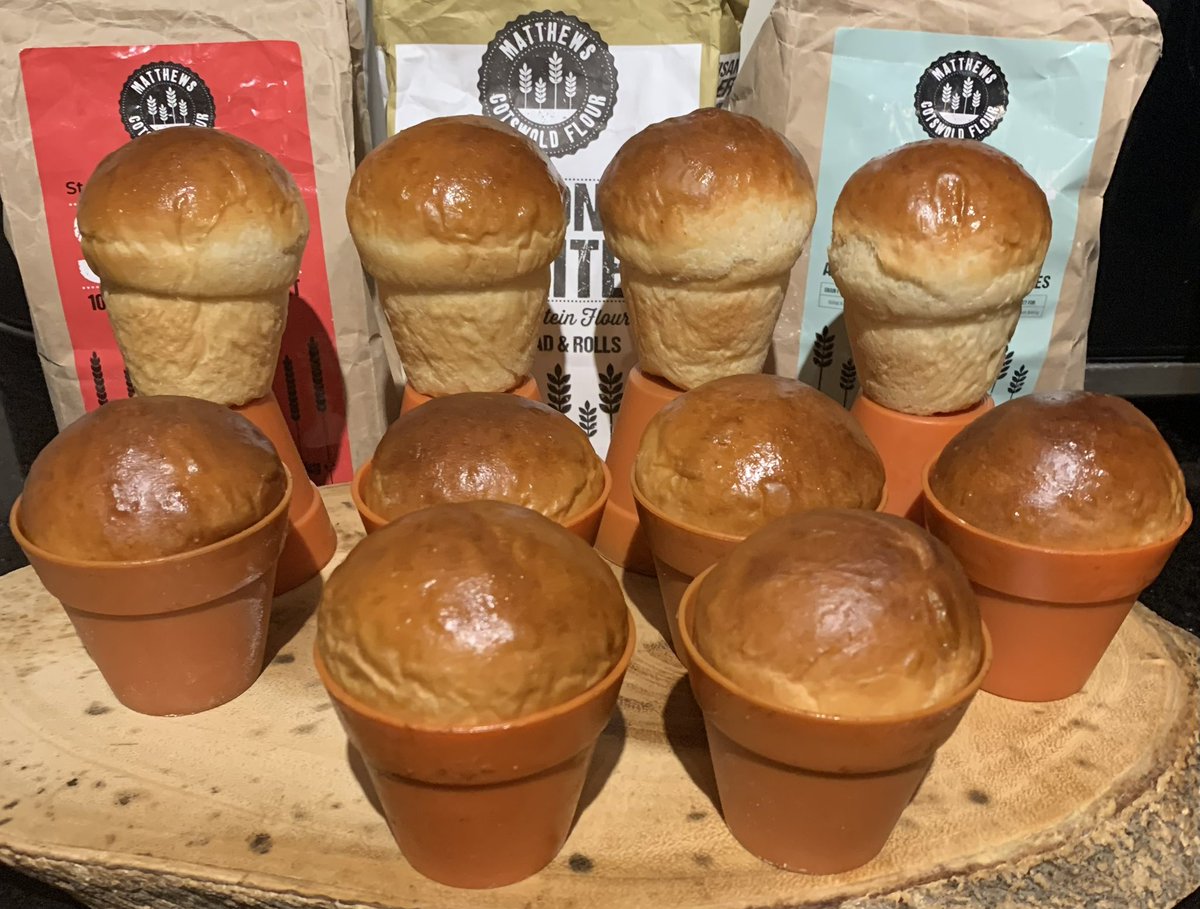 Rob_C_Allen's tweet image. Shoutout and big Thank you to @JonoKnife for my Latched oak Breadboard and sharpener #gifted, to accompany my JonoKnife, for slicing all bread types. #NotJustForSourdough 
I’ve baked some plantpot #loaves, using a Japanese milk #bread and a box loaf. In my deep 3lb farmhouse tin.