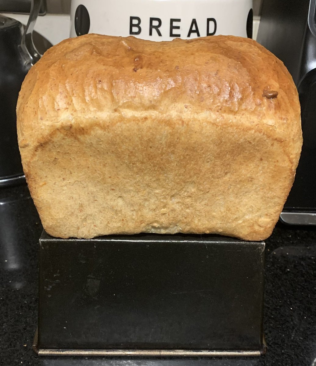 Rob_C_Allen's tweet image. Shoutout and big Thank you to @JonoKnife for my Latched oak Breadboard and sharpener #gifted, to accompany my JonoKnife, for slicing all bread types. #NotJustForSourdough 
I’ve baked some plantpot #loaves, using a Japanese milk #bread and a box loaf. In my deep 3lb farmhouse tin.