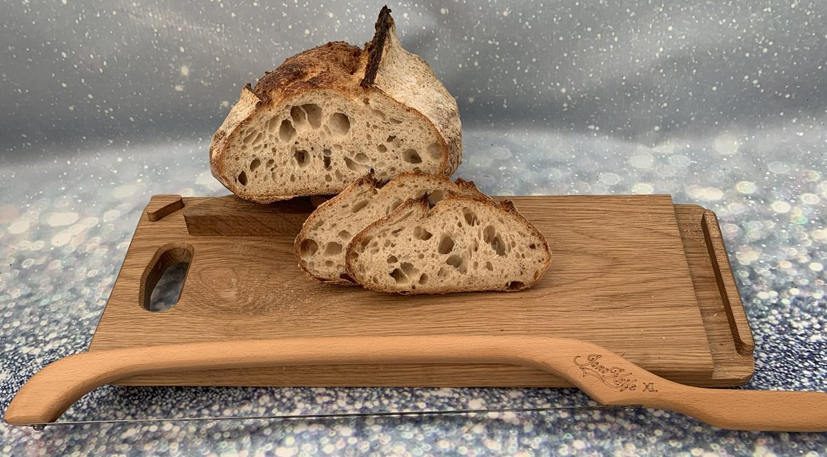 Rob_C_Allen's tweet image. Shoutout and big Thank you to @JonoKnife for my Latched oak Breadboard and sharpener #gifted, to accompany my JonoKnife, for slicing all bread types. #NotJustForSourdough 
I’ve baked some plantpot #loaves, using a Japanese milk #bread and a box loaf. In my deep 3lb farmhouse tin.