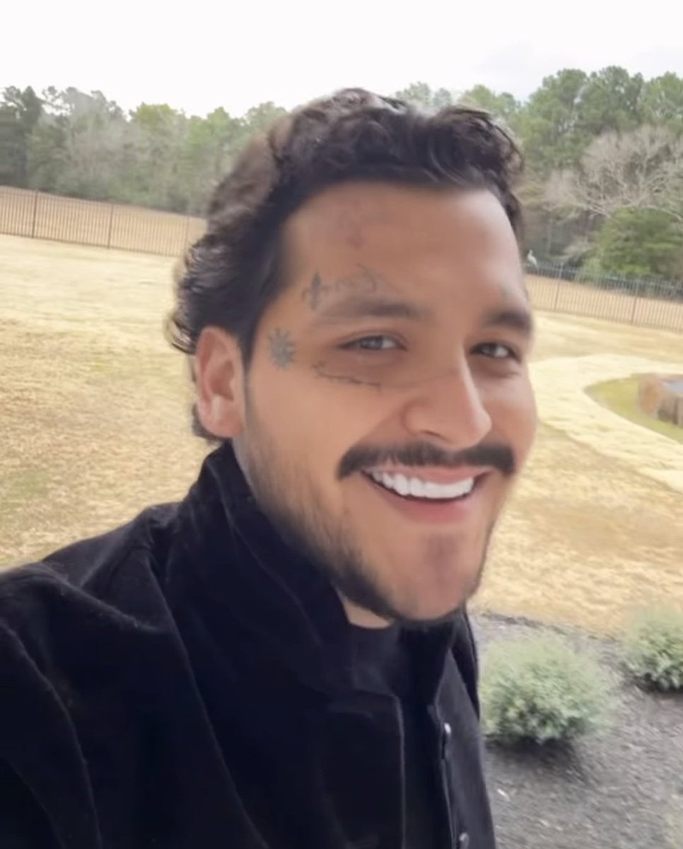 Ay Christian Nodal porqué estas tan guapo?
R: por que me escape de esa cueva 
Fuimonos