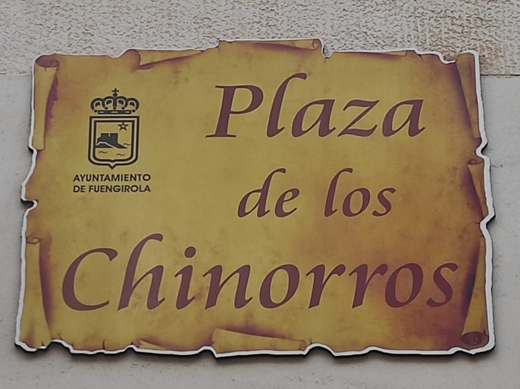 ramos_jon8's tweet photo. Concluyendo, únicamente añadir tres fotos: la placa pseudo antigua de Plaza de los Chinorros, placa de Plaza Reyes Católicos (antiguo Ayto.) y "placa" (es una plastificación) en C/ Soldado Salvador Tirado, pleno centro, puesta sobre un nuevo edificio. https://t.co/Hml9sHt5DW