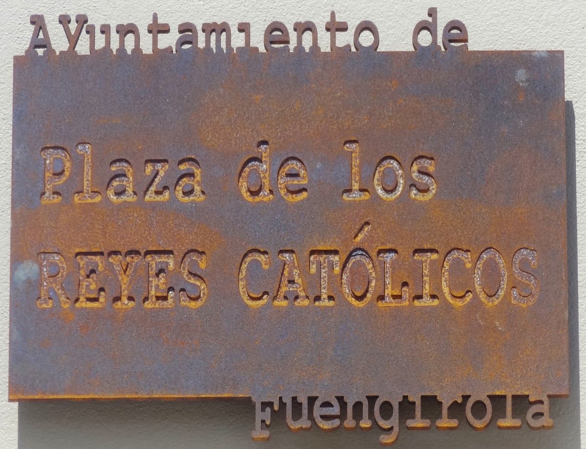 ramos_jon8's tweet photo. Concluyendo, únicamente añadir tres fotos: la placa pseudo antigua de Plaza de los Chinorros, placa de Plaza Reyes Católicos (antiguo Ayto.) y "placa" (es una plastificación) en C/ Soldado Salvador Tirado, pleno centro, puesta sobre un nuevo edificio. https://t.co/Hml9sHt5DW