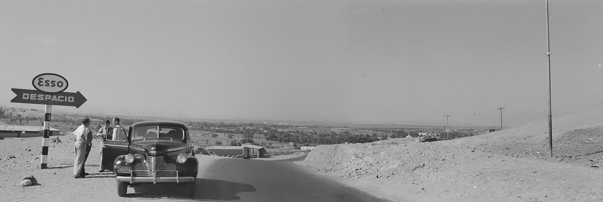 <a href="/ETHBildarchiv/">Bildarchiv der ETH-Bibliothek</a> Panorama aus den Bildern HSA_0017-03-3198-F und HSA_0017-03-3199-F zeigt Junin in Peru mit dem Buick Century, der von den Expeditionsteilnehmern genutzt wurde und einem Schild "Langsam" an der heutigen Strasse N3