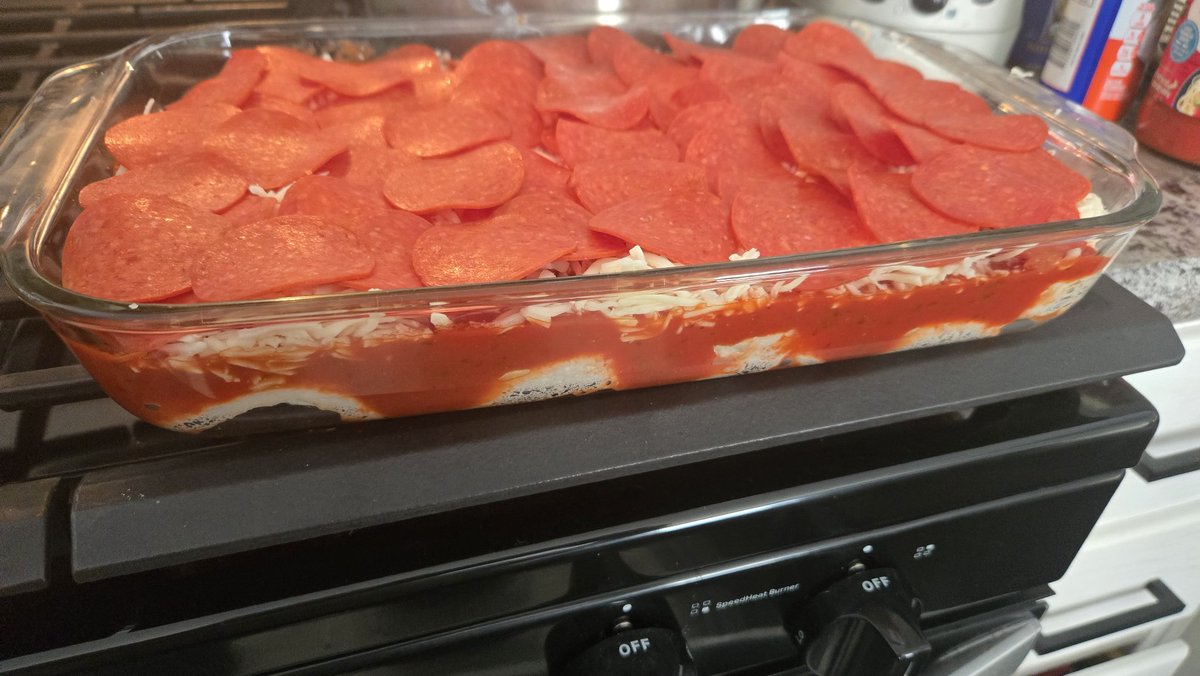 JayZachos's tweet photo. Making agp trailer park pizza https://t.co/D89js1sv1c