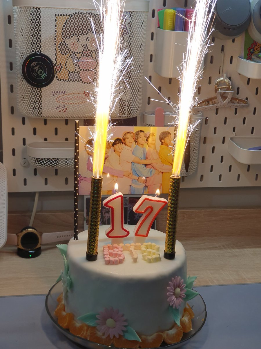 maadeleine_'s tweet photo. W tym roku moja rodzina postarała się jeszcze bardziej niż w tamtym, zobaczcie jaki cudowny tort dla mnie zrobili😭❤️ https://t.co/zQMFCgwHEz