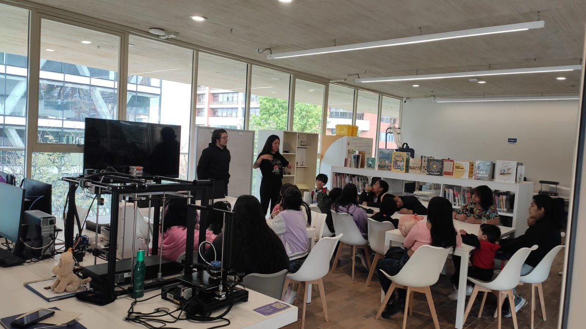 BibloRedBogota's tweet photo. En nuestra Sala LabCo ubicada en el Centro Felicidad Chapinero 🏙️, se desarrolló el taller "Ciencia con frutas: Makey makey 🍓". Durante la sesión, niñas y niños aprendieron y se divirtieron creando 🌟. https://t.co/HjJAfM4VAb