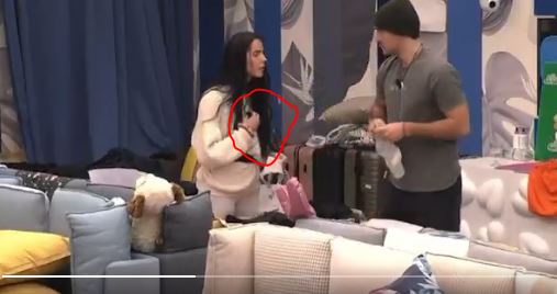 Allegra0001's tweet photo. Gira un video dove si vede che #shaila la #putrida si toglie il microfono per accordarsi con lo #scemenzo su come far scattare #helena. Ancora una volta la putrida è venuta a meno del regolamento visibile a tutti. Mi chiedo cosa spinge il #grandefratello a proteggere questi due. https://t.co/ByFCPjWRiz