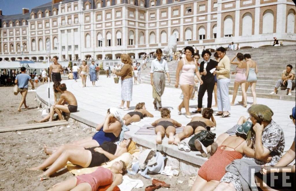 FotosFamiliaMdP's tweet photo. Mar del Plata, 1958. Fotos Revista Life https://t.co/wO1BvqojHC