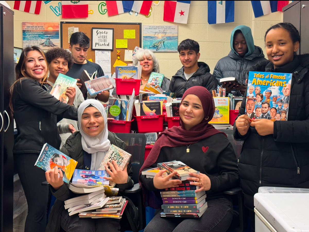 JessikaEducates's tweet photo. 🎙️ 𝐢𝐧 #𝐏𝐆𝐂𝐏𝐒𝐂𝐨𝐦𝐦𝐮𝐧𝐢𝐭𝐲𝐬𝐜𝐡𝐨𝐨𝐥𝐬 news, 
International High School @ Largo showered their teachers &amp; students  with books from Scholastic! 
 @PGCPS_OCS #Network4
 #blackeducationmatters #hispaniceducationmatters   #communityschools  #familyengagement https://t.co/W2Wg7BznjF