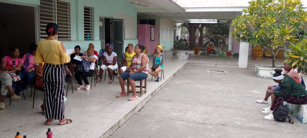 Los trabajadores de La Primera Infancia realizando el ejercicio estratégico de la defensa en .#PalmaSoriano . SantiagoDeCuba .
