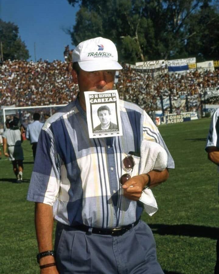 Alguna vez, Timoteo entraba de esta manera a la cancha en la previa de un partido de Gimnasia 

Hoy se cumplen 28 años del asesinato de Cabezas 

Entre tanta burocracia y tibieza, me parece imposible volver a ver una imagen así