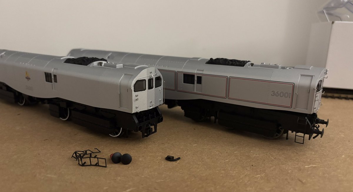 First replacement Leader arrived from KR Models with footsteps and buffers snapped off, but at least the wheels seem stable enough. Tempted to simply glue them back on and close this deeply annoying chapter off. BUT. 

THEY SENT ME THE WRONG LIVERY.