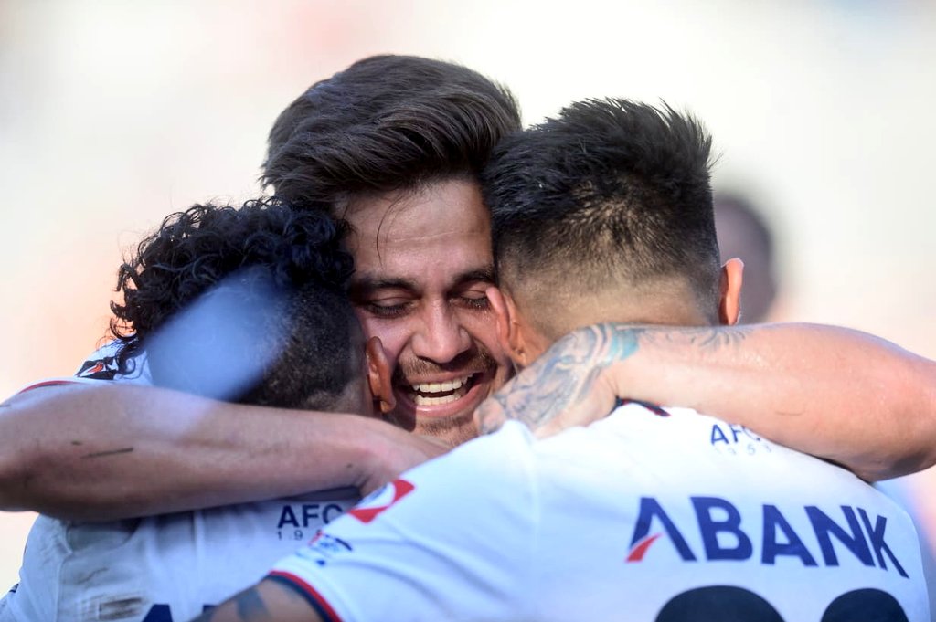 UltrAlmeida's tweet photo. No puedo con las fotos, videos y comentarios despidiendo al 22 😢 @FitoZelaya22 gracias por defender a muerte nuestros colores, gracias por nunca bajarte del barco, eres leyenda y baluarte del Aliancismo... Un abrazo eterno capitán! https://t.co/os7ef01Dvp
