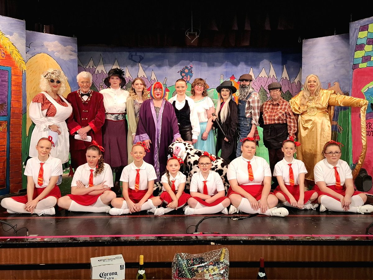 _VillageVoices's tweet photo. Out and about at Grain Village Hall earlier this evening to see the cast of the Jack and the Beanstalk pantomime, produced by the Showin' Grain Theatre Group #grain #isleofgrain #hoopeninsula #strood #rochester #kent #panto #pantomime https://t.co/0QGGR5bWQS