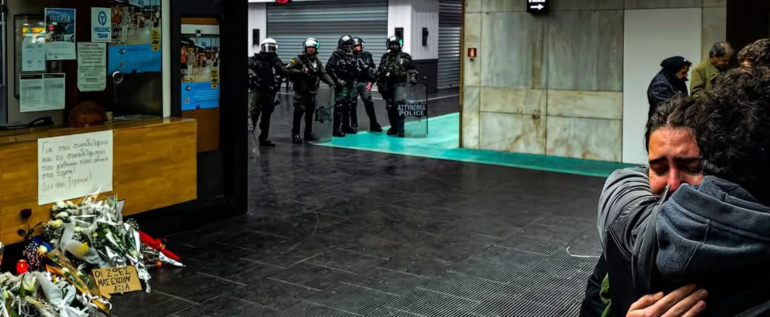 PGPapanikolaou's tweet photo. Δεν ξεχνάμε πως η κυβερνητική συμμορία αμέσως μετά το έγκλημα είχε στείλει τους Ήρωες των ΜΑΤ στον Σιδηροδρομικό Σταθμό Θεσσαλονίκης να τραμπουκίσουν φοιτήτριες που θρηνούσαν για τα παιδιά που χάθηκαν στο #τεμπη_εγκλημα 
#Δεν_Εχω_Οξυγονο 
#Δεν_Εχουμε_Οξυγονο https://t.co/5zI7i7P4FS