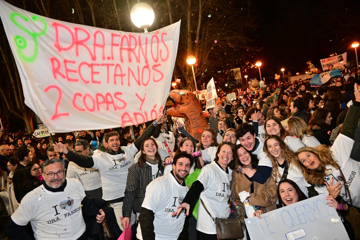 diariomedico's tweet photo. #MIR | 📸La salida de la facultad de Derecho de la @unicomplutense se llena de pancartas, dinosaurios, colores y charangas. 

#mir25 #2mir25 #mir2025 https://t.co/Me3ewVV4pS