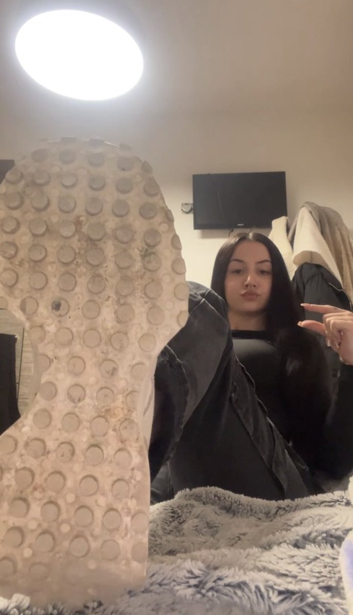 Una noche más en la que le quito dinero a hombres débiles y frágiles que al final aceptan lo que tanto miedo le dan, yo ordeno y ellos cumplen. Tú eres el siguiente. 

findom femdom sumisofinanciero cajerohumano