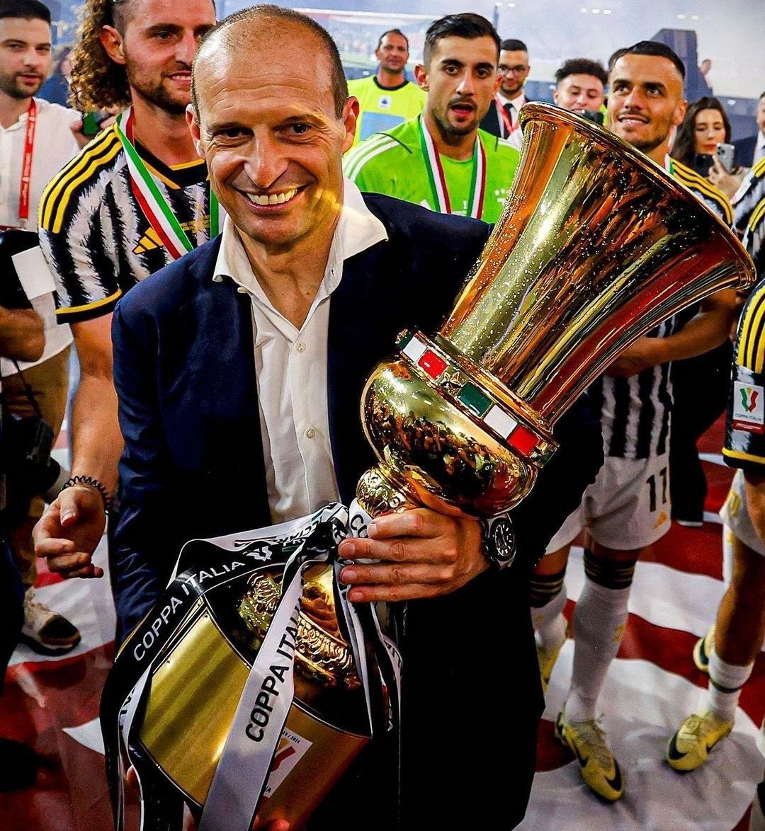 FakeKing45's tweet photo. Sono tornato e me ne vado dí nuovo lasciandovi così.
Manchi papà💔 https://t.co/JIUQ3kiJyC