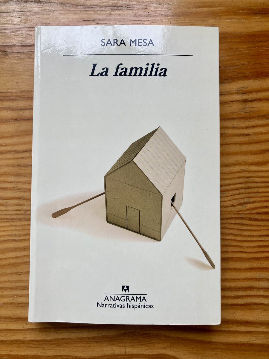 amendiri's tweet photo. Toda familia es un mundo, nos dice Sara Mesa en esta narración fragmentada y de perspectivas múltiples, con el sello característico de la autora, una prosa despojada y despejada, llena de verdad, incomodidad y belleza. Una escritora actual imprescindible. @AnagramaEditor https://t.co/I3ASlnIdbT
