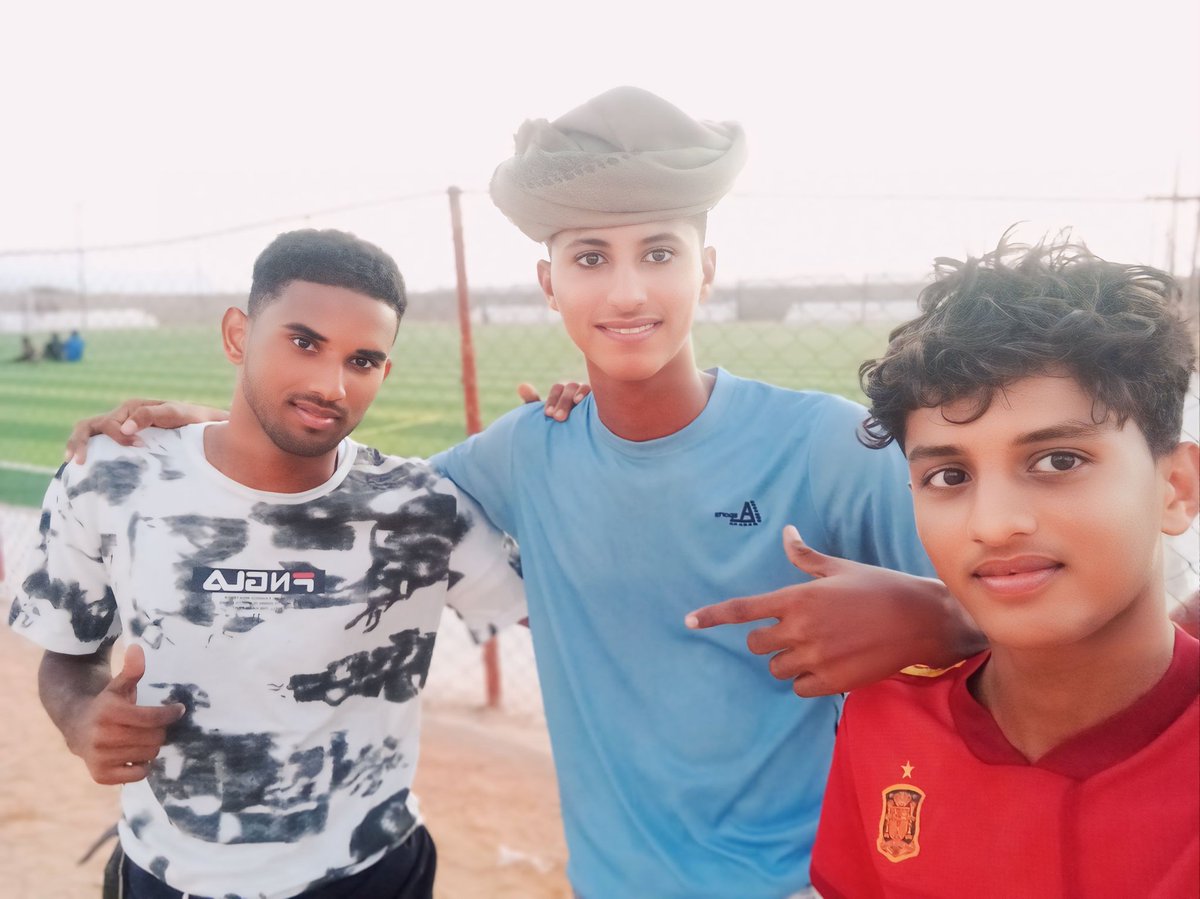 اصدقاء
محمد احمد بازياد 
عمر شبيب الشبيبي 
احمد ماجد باعباد
