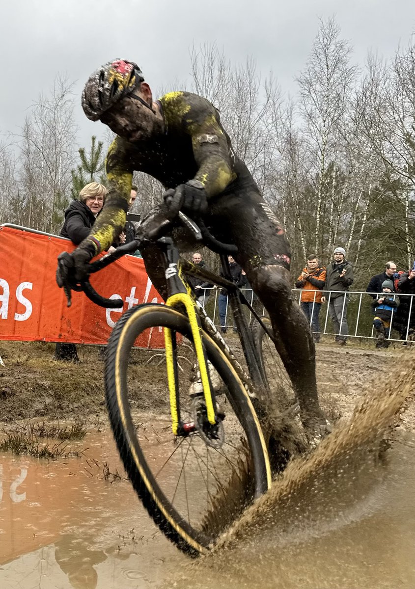 ArthurHuizinga's tweet image. Wouts last dance in the mud (this season). ⁦He definitely finished with a splash! ⁦@WoutvanAert⁩ ⁦@vismaleaseabike⁩