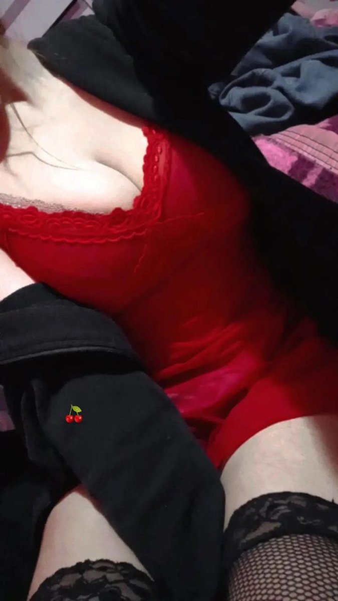 LauraKuromi's tweet photo. Como me queda el rojo? 🤭❤️ https://t.co/I7iaH4PYkD