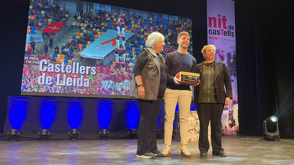 revistacastells's tweet photo. Colla de la temporada: 
Als Castellers de Lleida, per l’espectacular progressió en un any de consolidació del 4de8 i estrena de quatre construccions, una nova en el seu historial.
#NitdeCastells25 https://t.co/NSVE4UVgIu