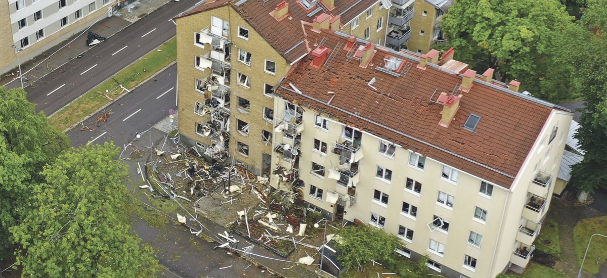 JensOdlander's tweet photo. Bild ett är en sprängning.

Bild två är en bombning (bombattentat). https://t.co/QUpCCUM9tp