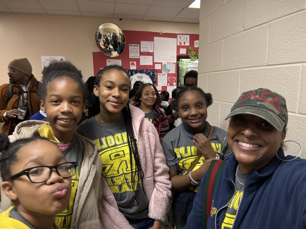 MWilson_PDWMS's tweet image. First 🛑 @FultonCoSchools Spelling Bee to support our @RandolphDolphin champion. 2nd 🛑 HRRB to cheer on our team. 3rd 🛑 Rome, Ga to see @Shorter_WBB &amp;amp; @RhyanEmani play. Tell me a better way to spend your Saturday 🤗🥰
#ProudPrincipal 
#4BelongsToMe
