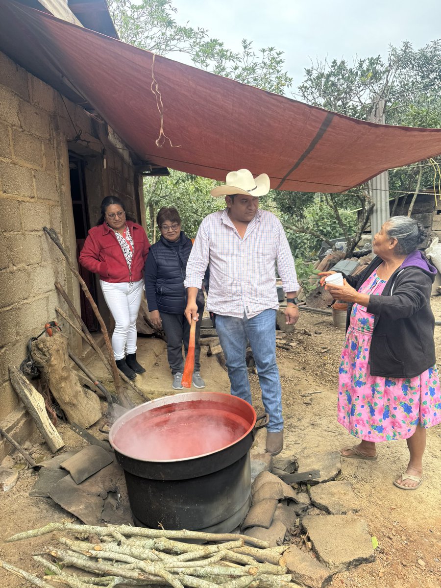 munozmurrieta's tweet photo. 🌟 Sayula de Alemán, cuna de tradición y esfuerzo 🌟

Sayula de Alemán es un municipio rico en cultura y tradición, donde las familias trabajadoras 💪🏿 son el motor que impulsa su economía y crecimiento.@EstebanRZepeta @rocionahle @amlopezbeltran https://t.co/Mz8uJPdrPX