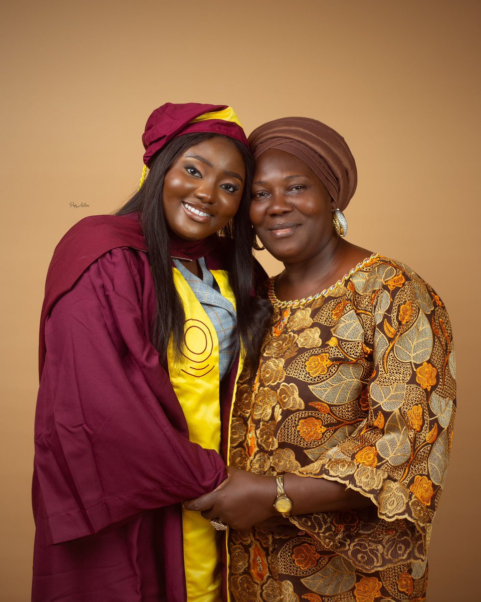 liz_macc's tweet photo. Delay is not denial🥰Wrote jamb 3times🥹,Gained admission into UNILAG,Started my Baking brand)during Covid.Spent 7yrs for a 5yrs course,Now I’m officially A PHYSIOTHERAPIST and the CEO of my brand LIZ_MAC_CAKES🔥Better don’t  give up🙏🏻i’m PT. MACAULAY E.O https://t.co/wnwjGIl4U6