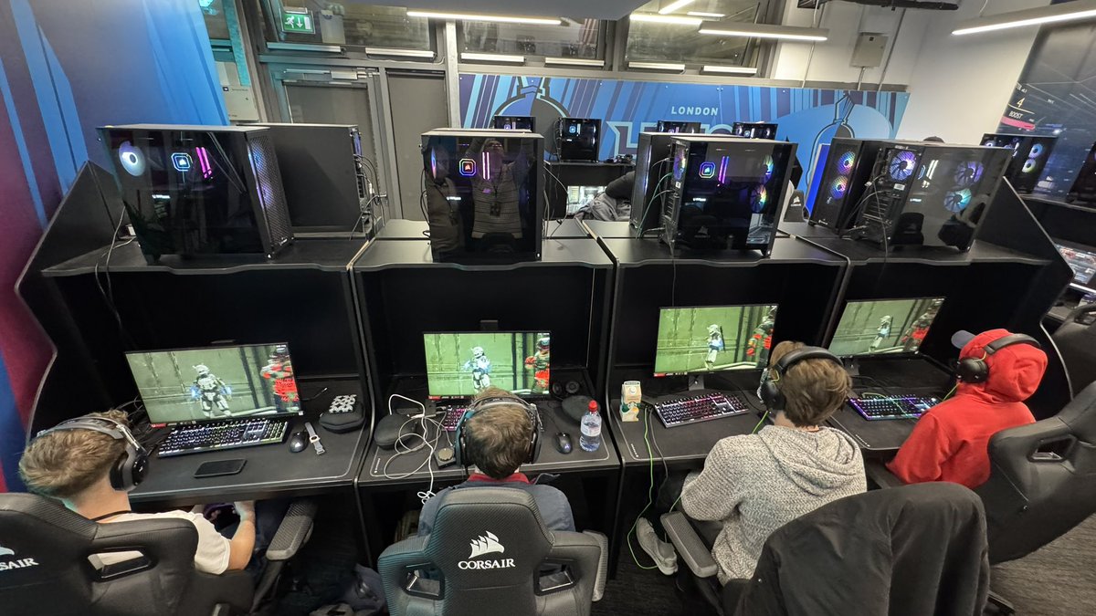 HexedDiff's tweet image. Finished day 1 with the lads.

We are standing 2-1 in the swiss, alarms are set for a spicy bo3 in the morning against the beavers to secure bracket play later in the day ⏰