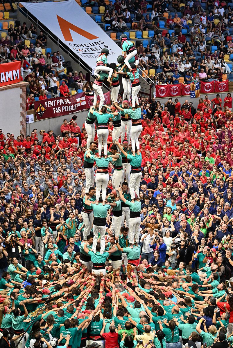 revistacastells's tweet photo. Moment casteller de la temporada: 
Al 5de8 de la Colla Castellera de Sant Pere i Sant Pau al Concurs, per descarregar-lo al primer intent, per la seva execució i pel component emotiu i emocional que va suposar. 
#NitdeCastells25 https://t.co/524VPz7iPN