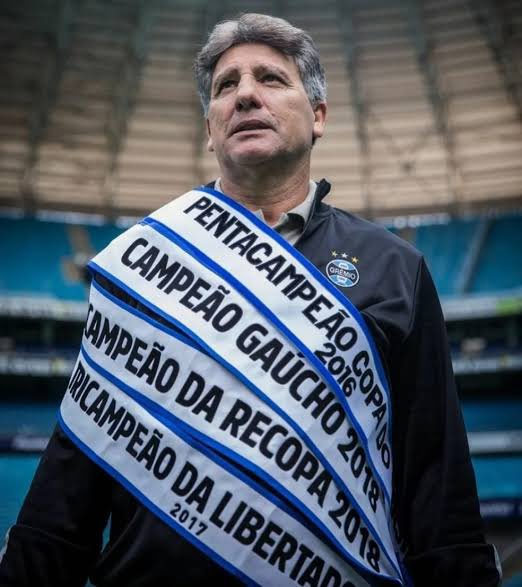 CruzeroColecoes's tweet photo. Que venha o Renato Gaúcho!

“Ah, é um cara ultrapassado”

Que nada! Ele, sim, conhece a boleiragem e faz o feijão com arroz, colocando cada jogador onde joga melhor

Já o Diniz, muda o posicionamento onde cada jogador desempenha melhor futebol em detrimento ao seu esquema tático. https://t.co/vxC0oVhDll