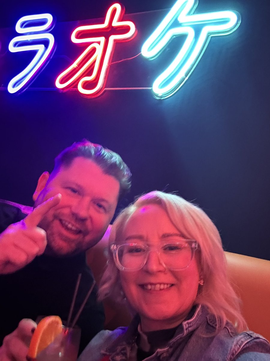 Vickiwol's tweet photo. Saturday night 😎 @StuWallis 🍹🍻 https://t.co/wrtCELCpRa