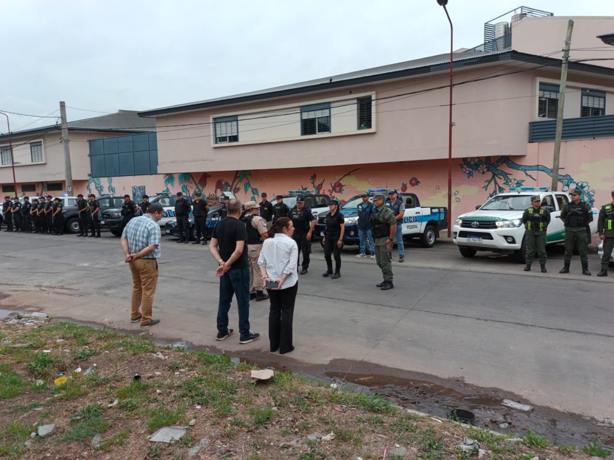 AZappullaOk's tweet photo. Ayer desde el ⁦@MinSeguridad_Ar⁩ realizamos un operativo cerrojo 90/10 en el Barrio Carlos Gardel y Tres de Febrero. ⁦@mculatto⁩ ⁦@tecovillares⁩ https://t.co/sXv6lwwyKc
