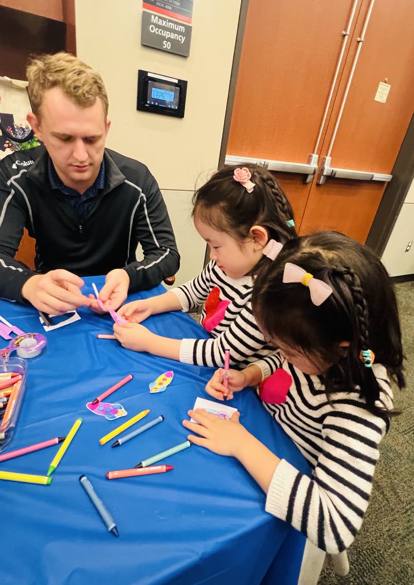 BettyKimLab's tweet photo. Making radiation face masks, rocket ships and learning about microbiology thank you ⁦@MDAndersonNews⁩ ⁦@MDA_UTHGrad⁩ for a great  #ScienceNight…our girls recognized one scientist so far..20 more kiosks to go
#STEM #BestPlaceToWork https://t.co/w0cEUaRpp0