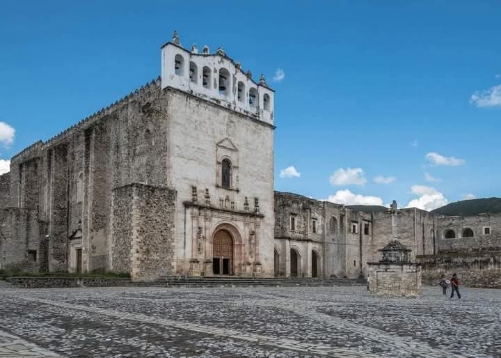 OscarP_H's tweet photo. Visita Metztitlán, #Hidalgo, donde la tierra y la luna cuentan historias que no se olvidan. 🌵🌕

Conoce su imponente exconvento agustino que guarda siglos de historia en sus muros.
Su mágica laguna, parece un reflejo del cielo, rodeada por un paisaje lleno de biodiversidad. https://t.co/4Fz06My0ks