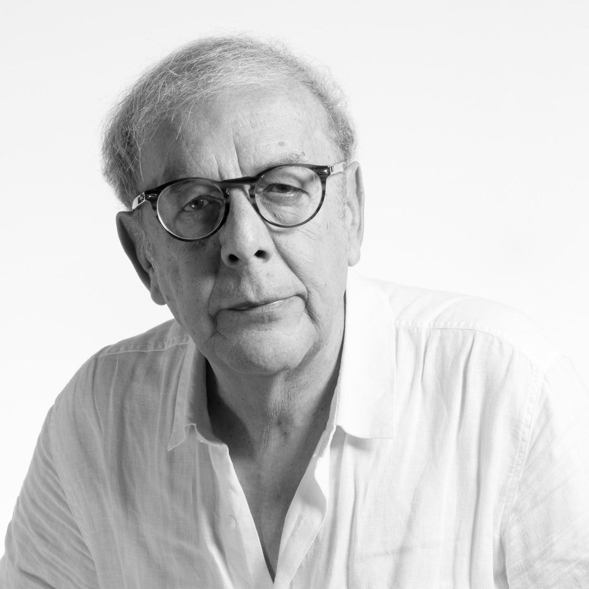 Quienes formamos Sonámbulos Ediciones lamentamos profundamente el fallecimiento del amigo y poeta Antonio Jiménez Millán y enviamos un sentido abrazo a su familia y amigos. Fotografía: Joaquín Puga