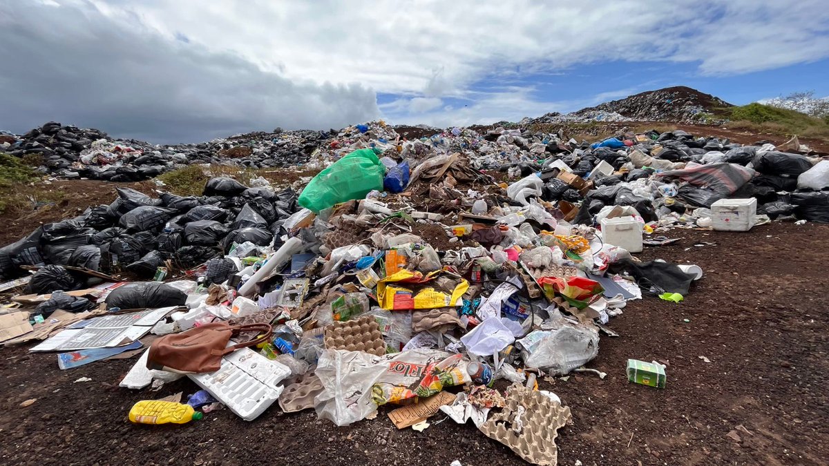 BitacoraEc's tweet photo. Para contestar la pregunta, debemos saber cuánta basura se genera. El mismo GAD en sus informes señala que se generan 18,6 toneladas de residuos domiciliarios no peligrosos al día. De estos el 56,45% corresponde a materia orgánica y el 18,21% a inorgánico reciclable: papel, cartón, tetra pack, metales y plásticos...
