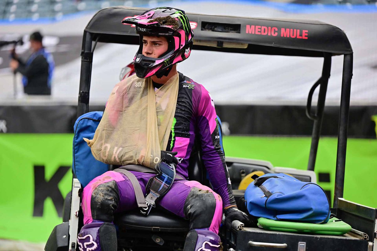 mx1onboard's tweet photo. 🇺🇸Prado sufre una caída en la Q1 de Anaheim 2. Ha sido trasladado para más evaluaciones. Todo apunta a una lesión de hombro y/o clavícula. Ampliaremos.
#SMX #Supercross #Anaheim2 https://t.co/bbJTvuAuiN