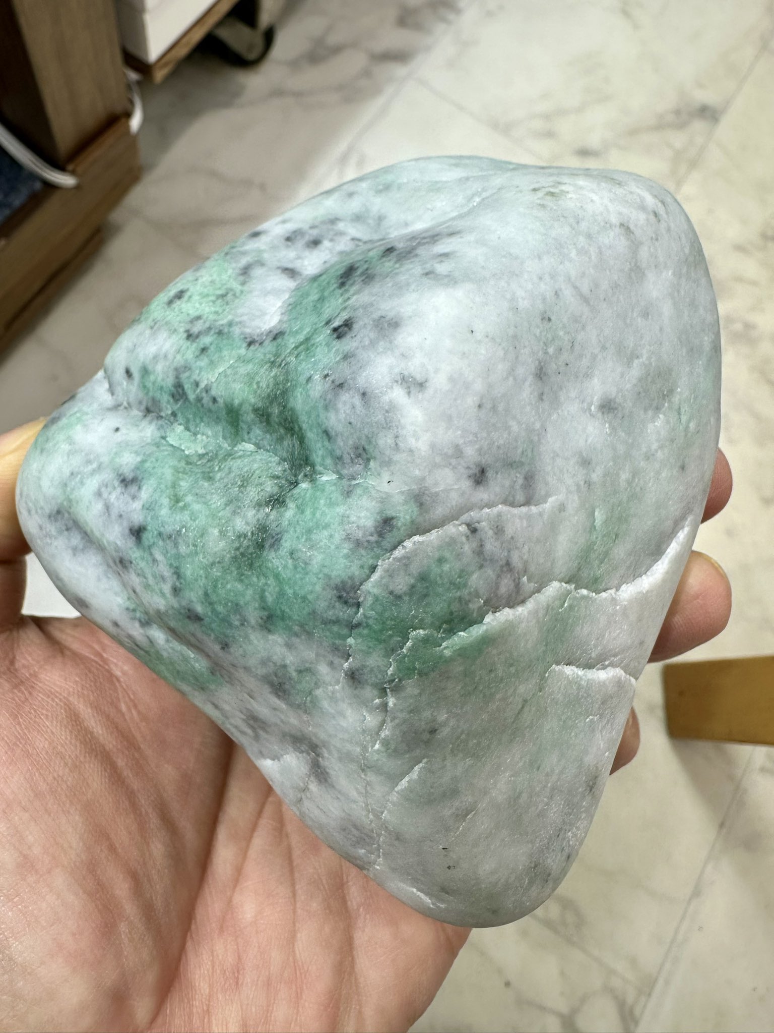 ［白地に濃い緑色］鮮やかな緑の透過　糸魚川翡翠37g ヒスイ　ひすい 白地に濃い緑色］鮮やかな緑の透過 糸魚川翡翠37g ヒスイ ひすい